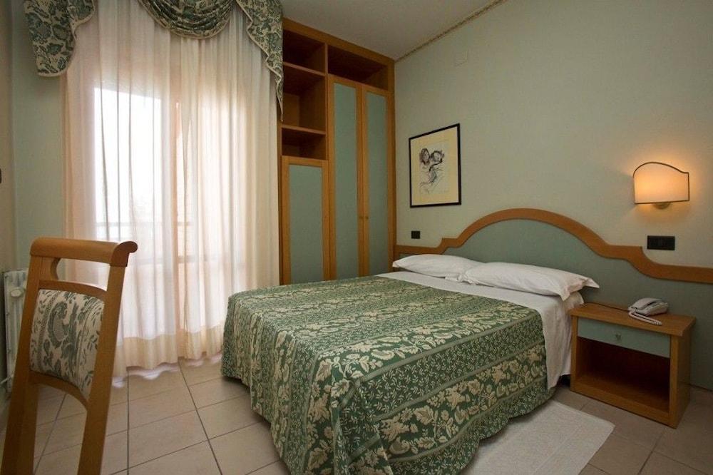 Brezza Hotel 3*